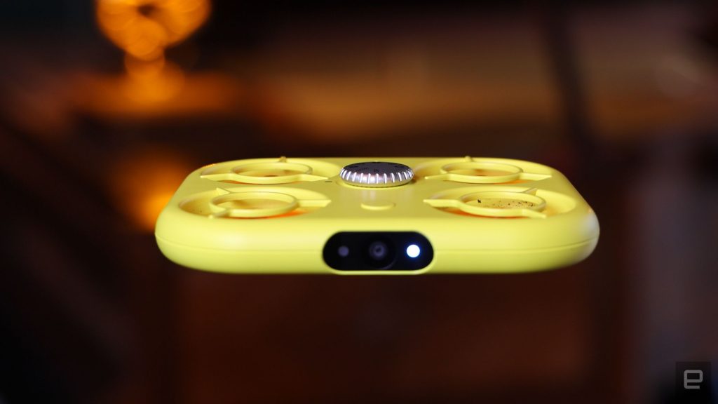 pixy-drone-hands-on:-a-flying-robot-photographer-for-snapchat-users-|-engadget