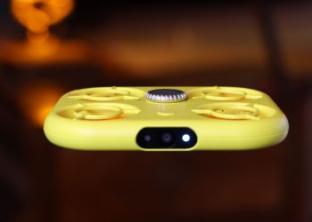 pixy-drone-hands-on:-a-flying-robot-photographer-for-snapchat-users-|-engadget