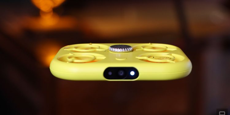 pixy-drone-hands-on:-a-flying-robot-photographer-for-snapchat-users-|-engadget