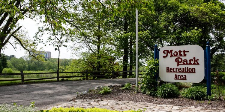 volunteers-lead-renovation-project-at-mott-park-clubhouse-in-flint-–-mlive.com-–-ann-arbor-news
