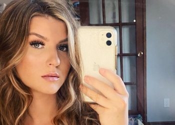 woman-tracks-down-'snapchat-scammer'-and-demands-money-back-in-front-of-his-mum