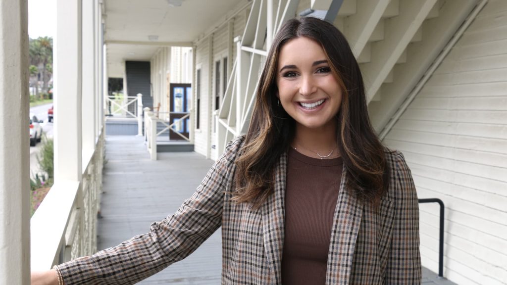 the-linkedin-hacks-this-gen-z-corporate-tiktoker-swears-by-to-stand-out-in-the-job-search-–-cnbc