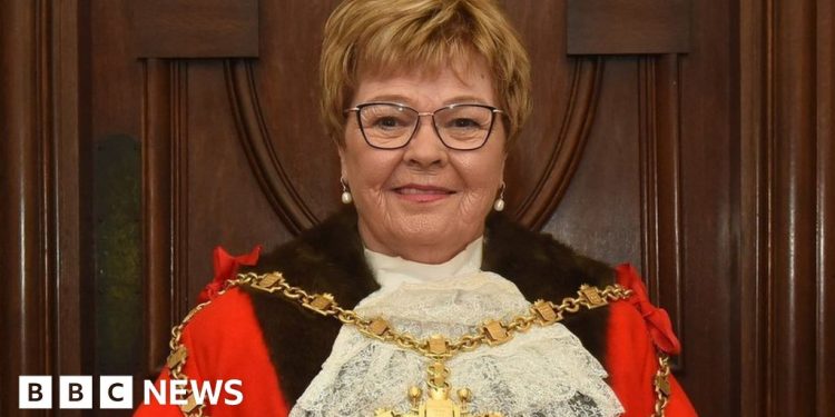 walsall-mayor's-whatsapp-post-did-not-breach-council-code-–-bbc-news