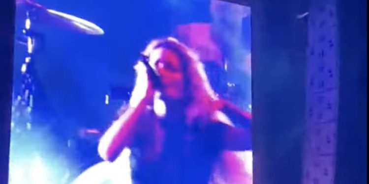 watch-halsey-cover-kate-bush's-“running-up-that-hill”-at-governors-ball-–-brooklynvegan