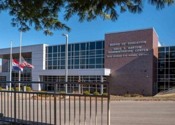 mass-shooting-threat-on-snapchat-shuts-down-kansas-city-area-schools,-suspect-in-custody