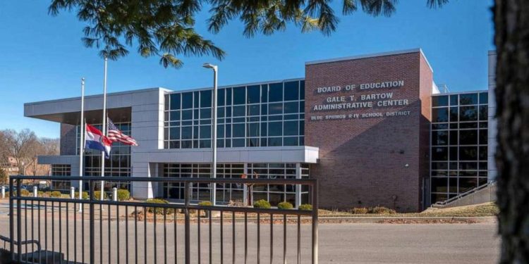 mass-shooting-threat-on-snapchat-shuts-down-kansas-city-area-schools,-suspect-in-custody