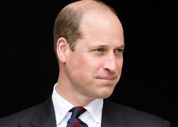prince-william-poses-with-his-3-smiling-kids-in-new-father's-day-portrait-on-instagram