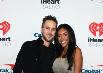 zac-fully-stuck-up-for-his-ex-tayshia-after-an-ig-troll-insulted-her-–-elite-daily