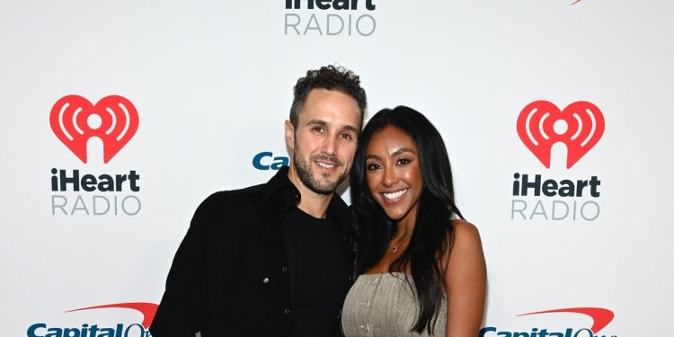 zac-fully-stuck-up-for-his-ex-tayshia-after-an-ig-troll-insulted-her-–-elite-daily