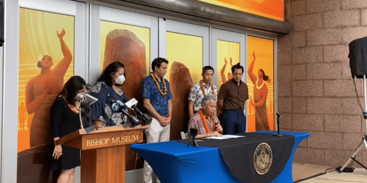 hawaii-governor-signs-trio-of-pro-lgbtq+-bills-to-make-state-'inclusive-for-all'-–-pinknews