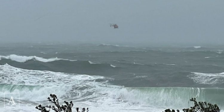 dramatic-surf-rescue-–-northern-beaches-advocate
