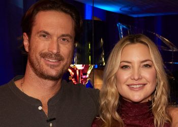 kate-hudson-poses-topless-on-instagram-and-receives-awkward-reaction-from-older-brother-oliver