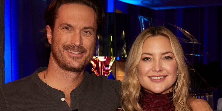 kate-hudson-poses-topless-on-instagram-and-receives-awkward-reaction-from-older-brother-oliver