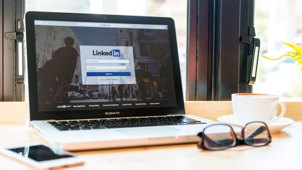 how-to-look-at-someone's-linkedin-profile-without-them-knowing-–-lifehacker