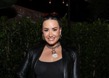 demi-lovato-shows-off-fresh-injury-on-tiktok-–-hola