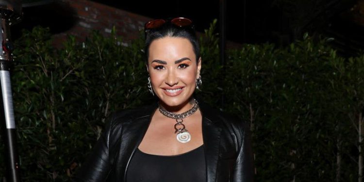 demi-lovato-shows-off-fresh-injury-on-tiktok-–-hola
