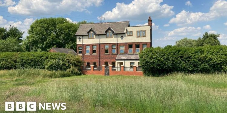 wakefield-travellers'-site-extension-requires-house-purchase-–-bbc-news
