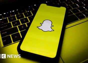 snapchat-owner-hit-as-advertising-slump-hits-sales-–-bbc-news