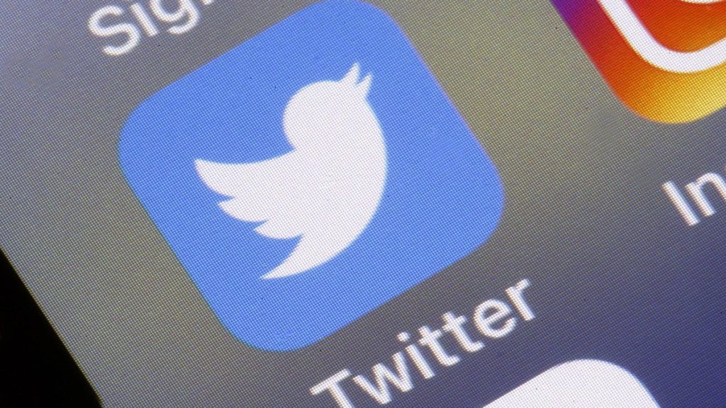 spoiler-alert:-twitter-is-testing-status-updates-again-–-mashable