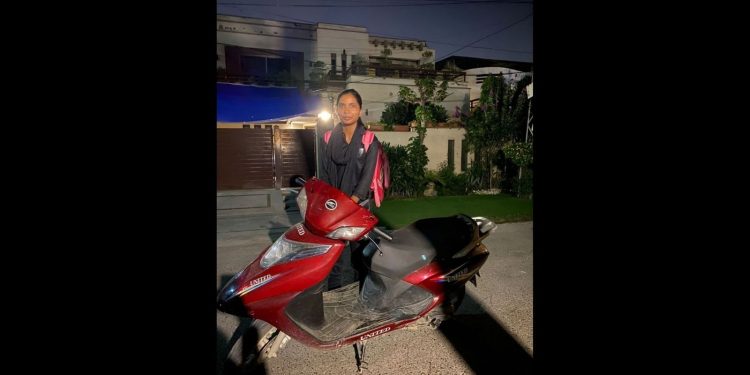 kfc-delivery-executive-from-pakistan-earns-praise-from-netizens.-here's-why-|-trending