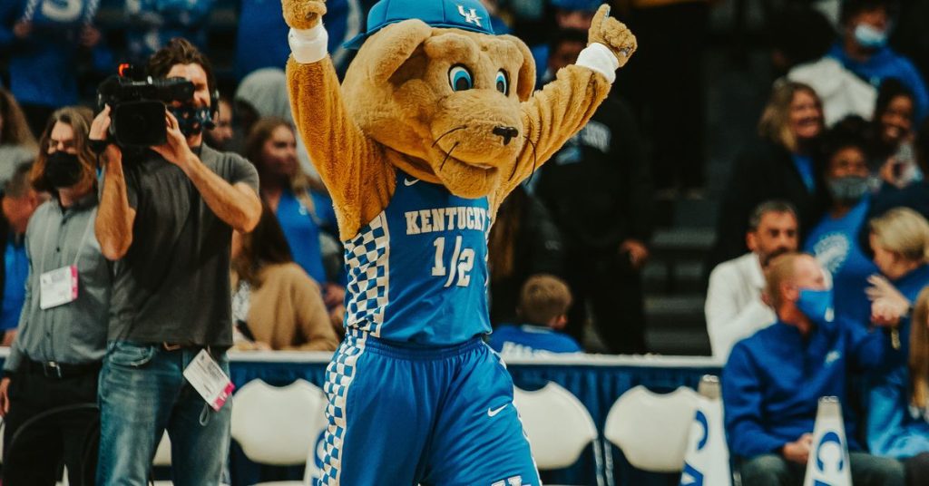 twitter-reactions-to-uk-basketball-open-practice-–-a-sea-of-blue