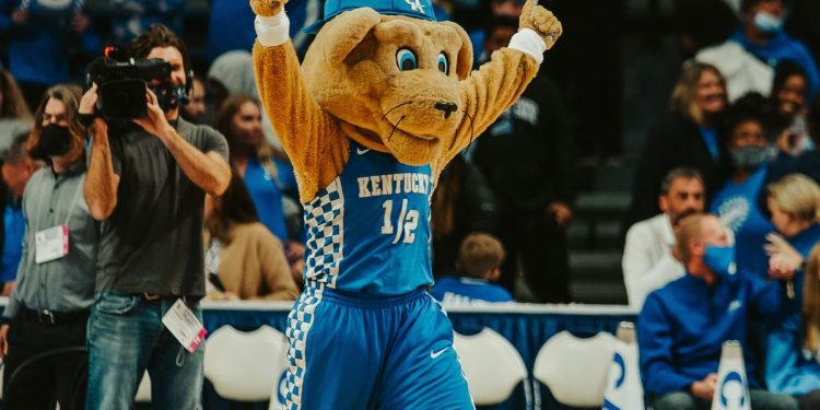 twitter-reactions-to-uk-basketball-open-practice-–-a-sea-of-blue