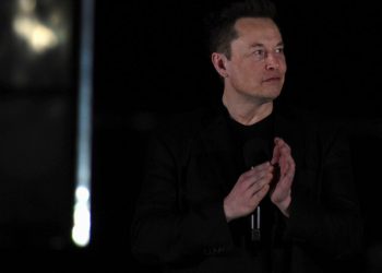 elon-musk-sells-$7-billion-in-tesla-stock-for-twitter-deal-–-the-new-york-times