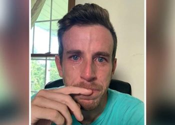 ceo-posts-crying-selfie-on-linkedin-after-firing-employees;-internet-divided