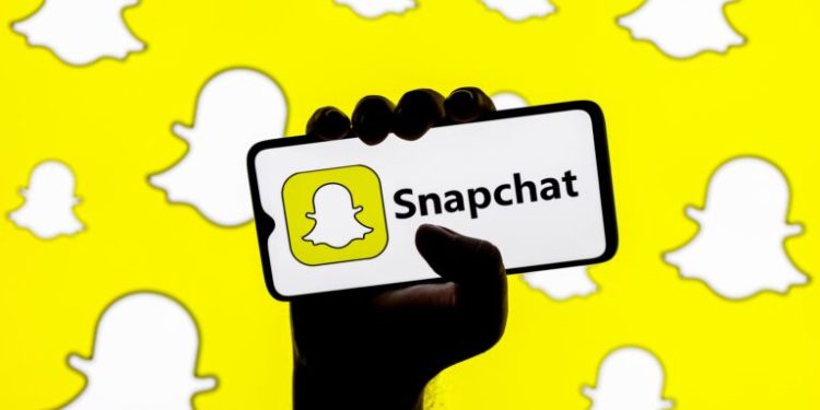 snapchat+-adds-new-features,-reaches-1-million-subscribers-–-search-engine-journal