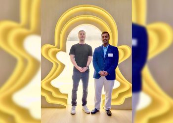 ooredoo-executives-explore-augmented-reality-technology-for-qatar-2022