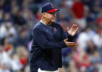 terry-francona-tells-guardians-players-to-'embrace-the-moment'-in-clubhouse-meeting