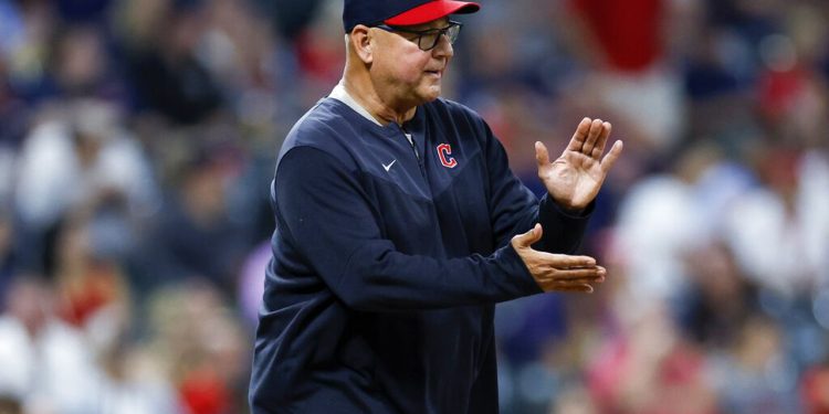 terry-francona-tells-guardians-players-to-'embrace-the-moment'-in-clubhouse-meeting