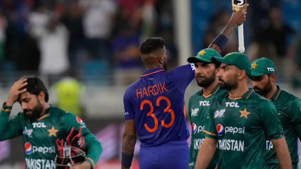 india-vs-pakistan-live-reactions-asia-cup-2022-super-4:-fans-shocked-with-ravi-bishnoi's-…