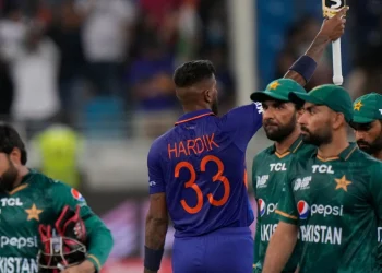 india-vs-pakistan-live-reactions-asia-cup-2022-super-4:-fans-shocked-with-ravi-bishnoi's-…