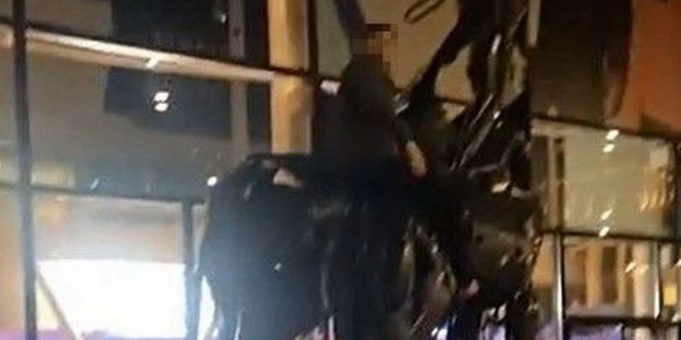 daredevil-captured-climbing-on-top-of-famous-edinburgh-statue-–-daily-record