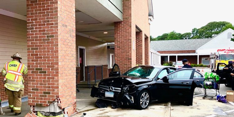 video-report:-car-crashes-into-support-structure-at-orleans-shopping-plaza-–-capecod.com