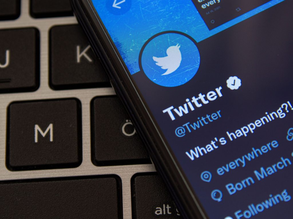 twitter-introduces-whatsapp-share-button-for-users-in-india-–-inc42