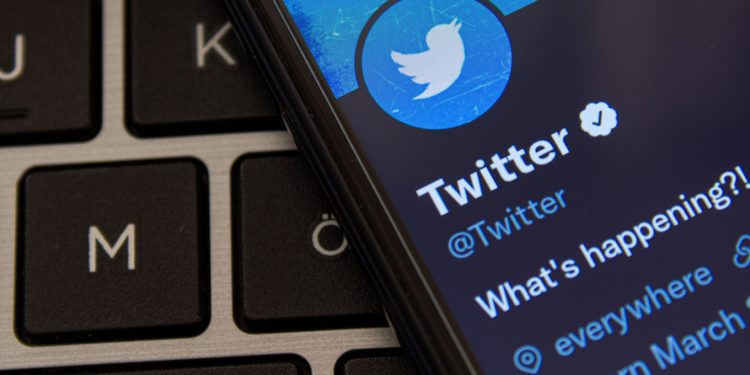 twitter-introduces-whatsapp-share-button-for-users-in-india-–-inc42