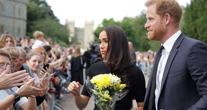 'intimidated'-meghan-markle-'nervously'-curtsies-windsor-palace-staff:-twitter-–-geo.tv