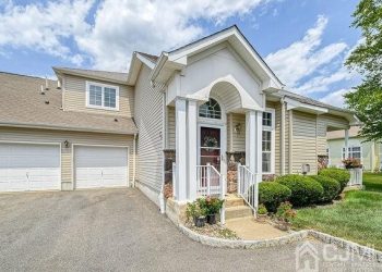 south-brunswick-townhome-has-access-to-gym,-pool,-clubhouse-–-patch