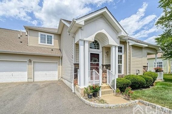 south-brunswick-townhome-has-access-to-gym,-pool,-clubhouse-–-patch