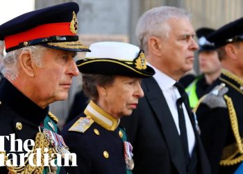 royal-family-walk-behind-queen's-coffin-in-edinburgh-procession-–-youtube