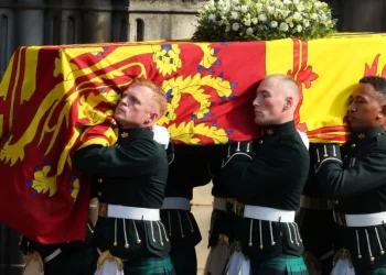 massive-queues-form-as-queen's-coffin-to-travel-from-edinburgh-to-london