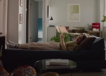 samsung-spot-lures-people-into-the-'flip-side'-–-campaign