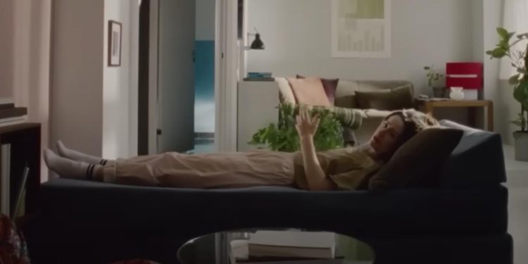 samsung-spot-lures-people-into-the-'flip-side'-–-campaign