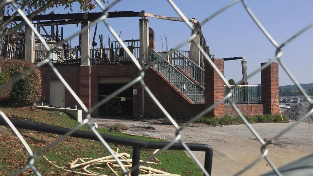 volunteers-come-together-to-help-bring-golf-back-after-tanasi-clubhouse-fire-–-wbir.com