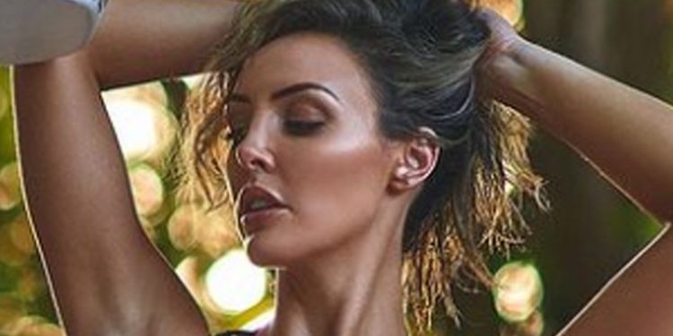 cassie-lee-proves-she's-still-herself-with-jaw-dropping-black-bikini-photo