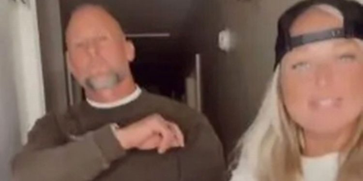 woman-boasts-her-age-gap-relationship-is-better-thanks-to-him-not-knowing-about-snapchat