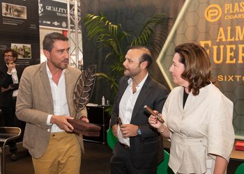 plasencia-honors-international-retailer-of-the-year-|-cigar-journal