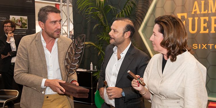 plasencia-honors-international-retailer-of-the-year-|-cigar-journal